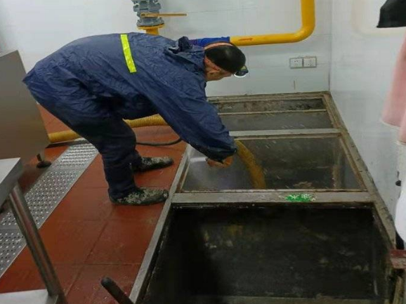餐饮隔油池为什么必须定期清掏？不清的危害全解析